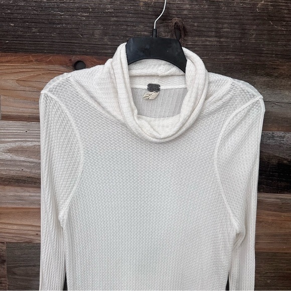 FREE PEOPLE Kristina Drippy Thermal Sweater Top High Low Hem Rayon White  XS - Picture 3 of 8